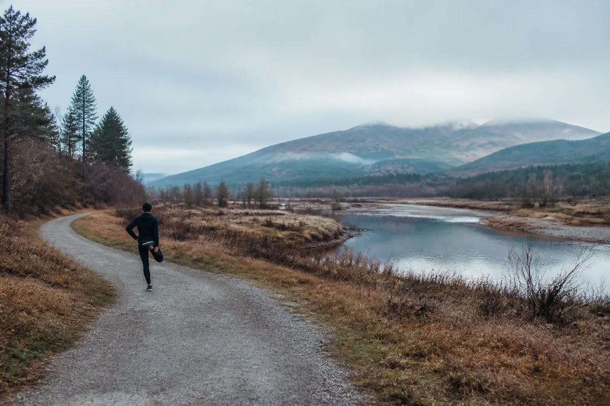 Un coureur s&rsquo;échauffe lentement sur un chemin au petit matin